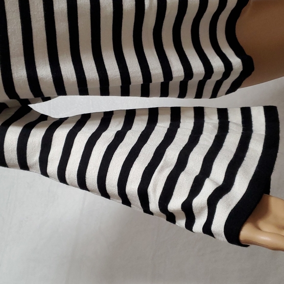 NEW YORK &COMPANY long sleeve sweater blouse - Picture 4 of 9